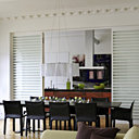 Table B&B chez Maxalto, chaises « Cab » Cassina, suspension Logico Artémide. Au fond sur le plan de travail, saladiers et bloc couteau Ekobo. Derrière la hotte, tableau de Jorge Martino