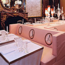 Les banquettes toutes de rose vêtues