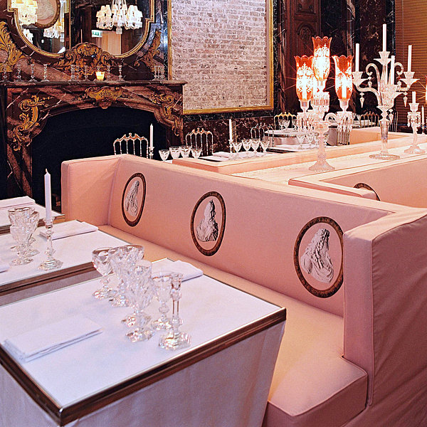 Les banquettes toutes de rose vêtues