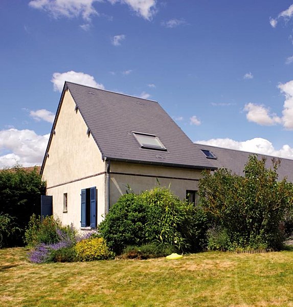 Installée à l'extérieur, la pompe à chaleur se masque aisément derrière la végétation