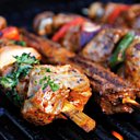 La marinade bien relevée parfumera les brochettes en gardant la viande tendre et moelleuse