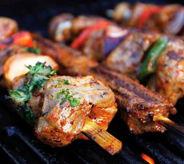 La marinade bien relevée parfumera les brochettes en gardant la viande tendre et moelleuse