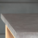 la mélange chaleureux du bois clair et du béton