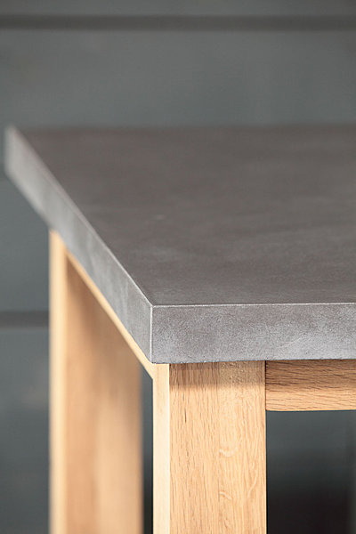 la mélange chaleureux du bois clair et du béton