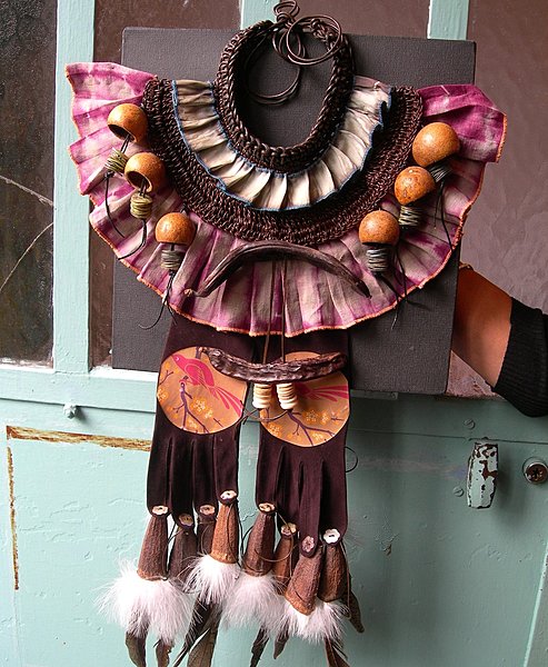 Parure gants, plumes et gousse