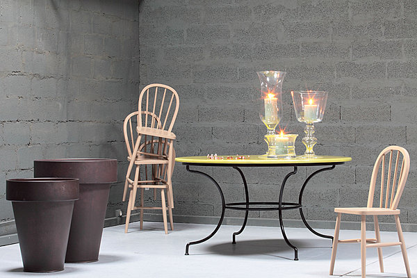 Une table ronde en lave émaillée avec un piétement directoire?