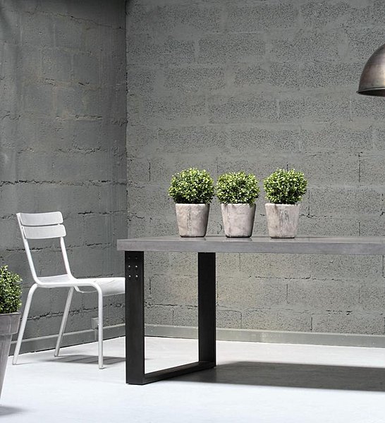 Esprit loft avec un plateau en béton posé sur un pétement industriel