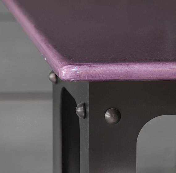 Version aubergine pour le plateau du piétement Loft