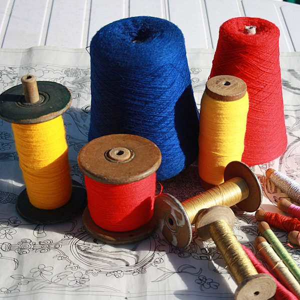 Bobines et flûtes de laine et de soie pour le tissage de tapisseries Aubusson