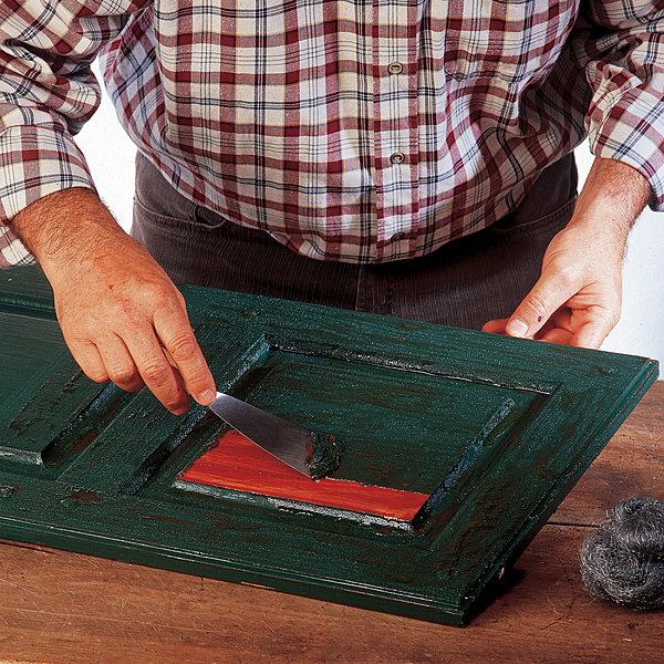 Décapage sur meuble peint