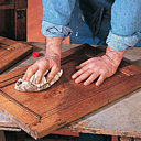 Application d'un décireur sur meuble ciré