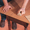 Ponçage avec papier de verre pour enlever le vernis