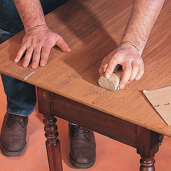 Ponçage avec papier de verre pour enlever le vernis
