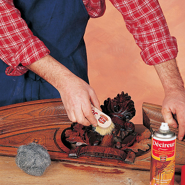 Décrassage d'un meuble ciré