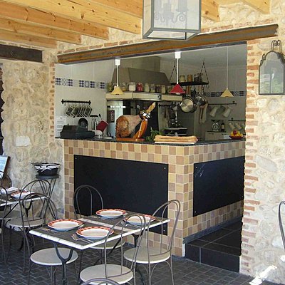 Briques, bois, carreaux, et une cuisine à l'ancienne