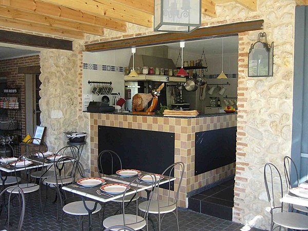 Briques, bois, carreaux, et une cuisine à l'ancienne