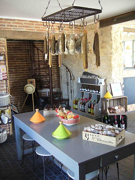 Les victuailles cochonnières pendent gaiement à leur crochet