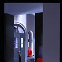 Par la porte d’entrée de la grande bâtisse filtre la lumière, fauteuils « looping » de Art en Ciel, bouteilles Eurostock