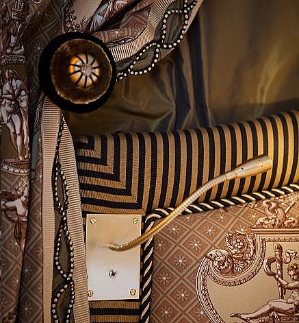 Une profusion de belles étoffes Pierre Frey rehaussées par de somptueuses passementeries