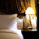 Lumière tamisée, abat jour plissé, oreillés bien gonflés, un vrai sens du confort