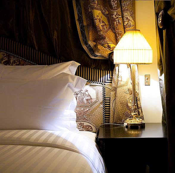 Lumière tamisée, abat jour plissé, oreillés bien gonflés, un vrai sens du confort