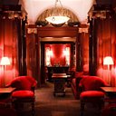 Tout en longueur, le hall d'entrée se prolonge par le Red Bar