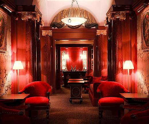Tout en longueur, le hall d'entrée se prolonge par le Red Bar
