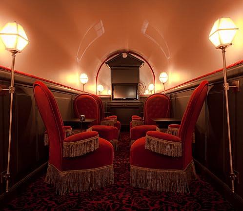 La cave voûtée est aménagée en fumoir cosy