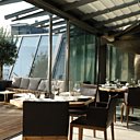 La salle et la terrasse