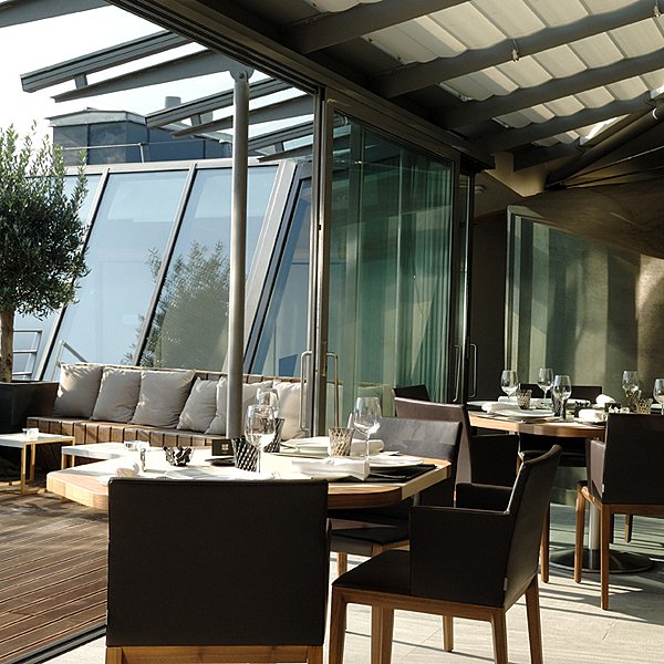 La salle et la terrasse