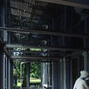 La galerie fait office de jardin d’hiver, et se réchauffe comme une serre au travers des baies vitrées. Elle est doublée par le parquet de chêne à large lame utilise dans toutes les pièces de la demeure