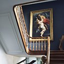 Même la cage d’escalier a des points communs avec les œuvres de Vermeer : la présence d’un instrument de musique, un piano et la reproduction d’un tableau de Rubens