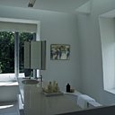 Au deuxième étage : les chambres d’hôtes. Le décor du grand salon de bains, orchestré par Claire Bataille, reste dans les tons suggérés : le blanc, le gris de la Pierre de Buxy, l’inox et le bois clair. Serviettes Eden Park, produits de bain Ex-Voto