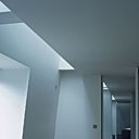 Toutes les chambres sont réunies par un grand couloir ponctué de fauteuils en bois foncé