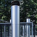 Le plateau de teck fait office de terrasse où il fait bon se reposer au soleil et prendre une douche tout en scrutant le magnifique décor végétal alentour