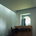 Au deuxième étage : les chambres d’hôtes. Le décor du grand salon de bains, orchestré par Claire Bataille, reste dans les tons suggérés : le blanc, le gris de la Pierre de Buxy, l’inox et le bois clair. Serviettes Eden Park, produits de bain Ex-Voto