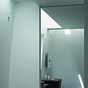 Au deuxième étage : les chambres d’hôtes. Le décor du grand salon de bains, orchestré par Claire Bataille, reste dans les tons suggérés : le blanc, le gris de la Pierre de Buxy, l’inox et le bois clair. Serviettes Eden Park, produits de bain Ex-Voto