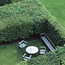 Le parc qui était en friche a eté remanié par le paysagiste Erik Dhont. Il a planté d’énormes massifs de rhododendrons pomticum espèce originaire de la mer Noire