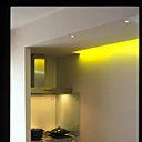 L’arche lumineuse souligne la cuisine en ardoise. Assiettes en verre Exsud