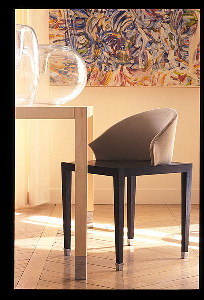 Sur la table de Salle à manger « Santiago » en sycomore et chaise « Manolo » création laurent Moretti, grands vases Léonardo