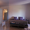 Côté chambre, grand miroir, chevets métal, bout de lit en chêne gris Maxalto, lampes Julie Prisca, linge de lit Kenzo pour Yves Delorme, coussins en chèvre Zoepprits