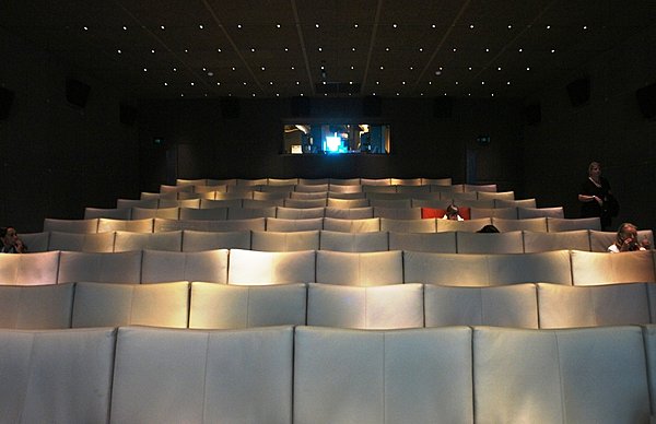 Prenez place dans la salle de cinéma