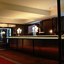 La banque d'accueil massive en acajou