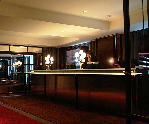 La banque d'accueil massive en acajou