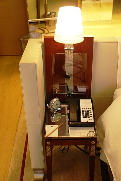 Des chaises chevet ont été créées spécifiquement pour l'hôtel