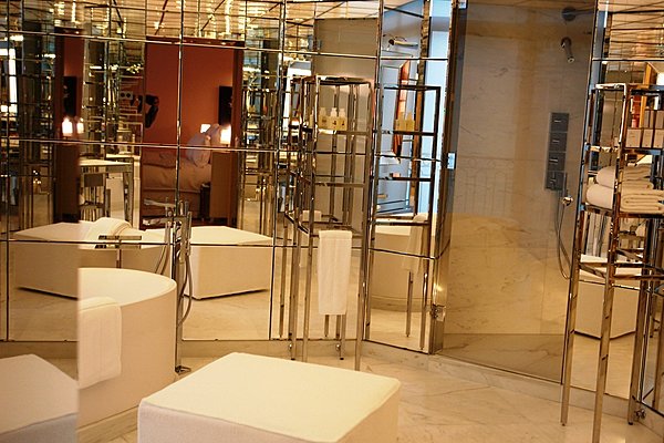 Les salles de bains joliment miroitées