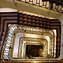 Gigantisme des volutes de l'escalier principal