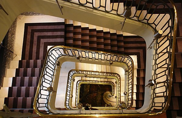 Gigantisme des volutes de l'escalier principal