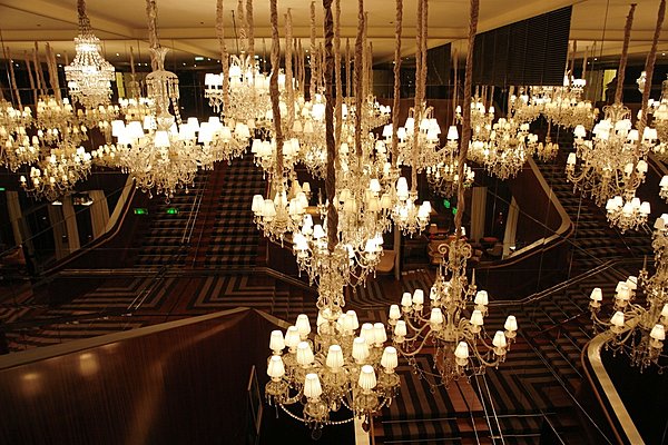 Les anciens lustres, seuls vestiges du passé