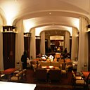 Colonnes enfilades dans le lobby